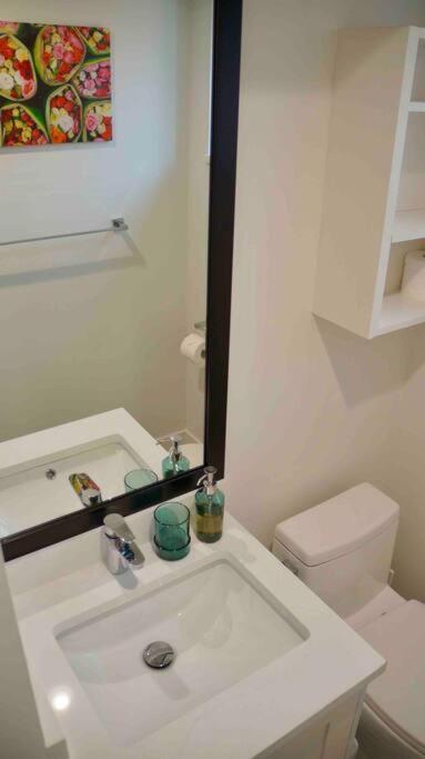 Newly Renovated Walkout Basement In Vancouver With Separate Entrance Eksteriør bilde